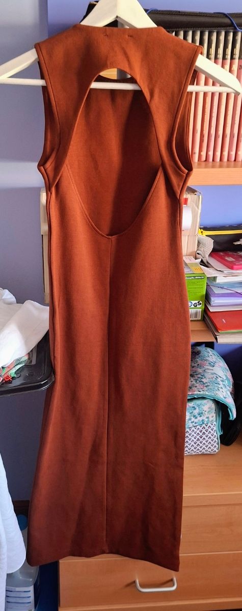 Vestido ajustado castanho Zara