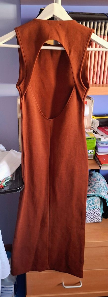 Vestido ajustado castanho Zara