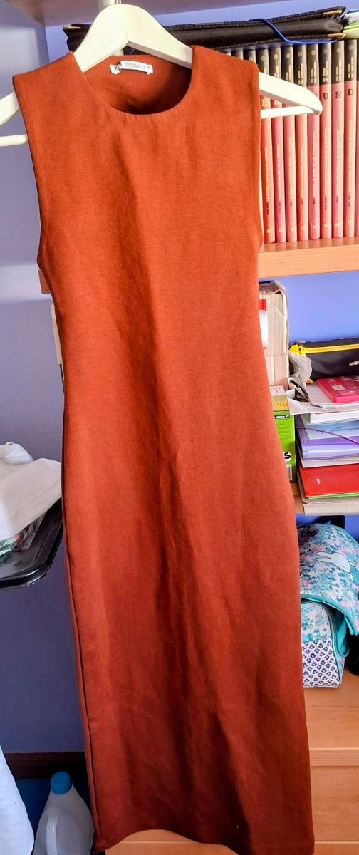 Vestido ajustado castanho Zara