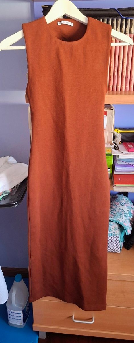 Vestido ajustado castanho Zara