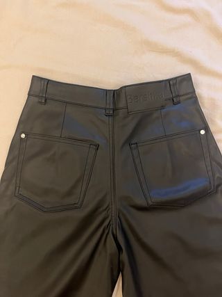 Pantalon Bershka piel negra