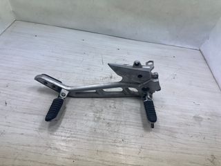 Soporte estribera derecha Suzuki GSR 600 (2007)