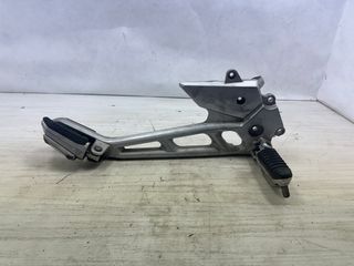 Soporte estribera derecha Suzuki GSR 600 (2007)