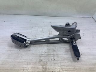 Soporte estribera derecha Suzuki GSR 600 (2007)