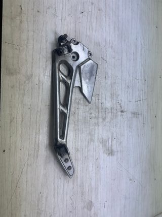 Soporte estribera izq. Suzuki GSR 600 (2007)