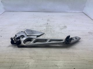 Soporte estribera izq. Suzuki GSR 600 (2007)