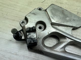 Soporte estribera izq. Suzuki GSR 600 (2007)