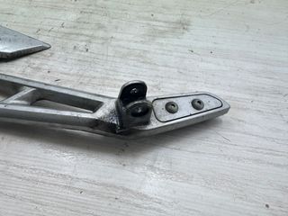 Soporte estribera izq. Suzuki GSR 600 (2007)