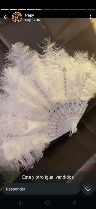 Abanico plumas blanco dorado