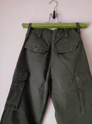 Pantalones cargo verde militar, talla 32