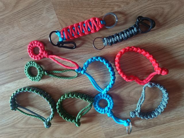 Pulseras y llaveros de cuerda paracord muy resiste