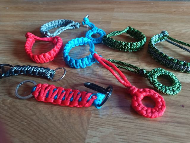 Pulseras y llaveros de cuerda paracord muy resiste