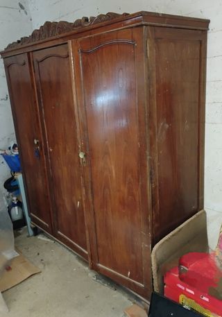 Armario antiguo de madera