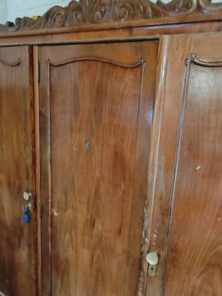 Armario antiguo de madera