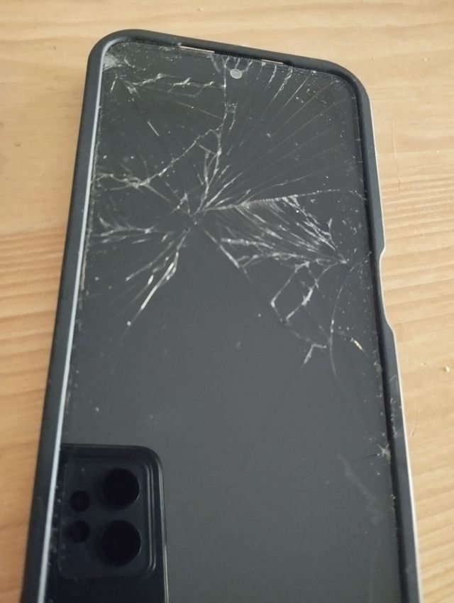 Móvil negro - Pantalla rota