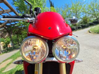 Triumph Street Triple roja