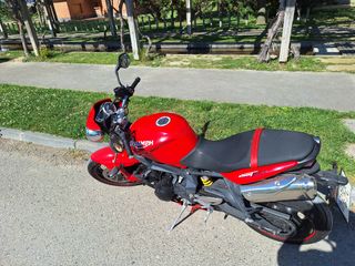 Triumph Street Triple roja