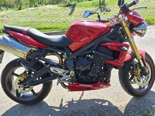 Triumph Street Triple roja