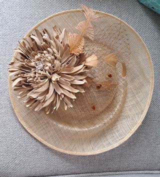 Pamela de rejilla beige con flor. Usada sólo 1 vez