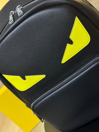 Mochila  negra y amarilla