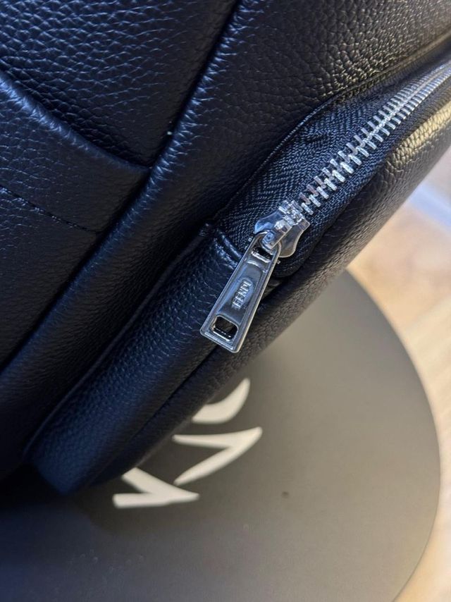 Mochila negra y amarilla