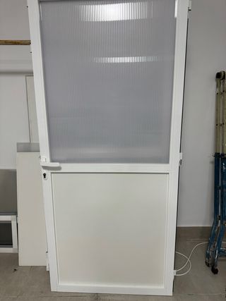 Puerta aluminio blanca 

medida de 90

