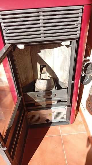 Estufa pellets roja - Calefacción