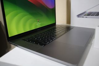 MacBook Pro 15" TouchBar/Touch ID Gris