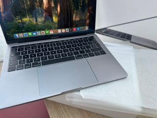 MacBook Pro 13" Touch Bar Gris