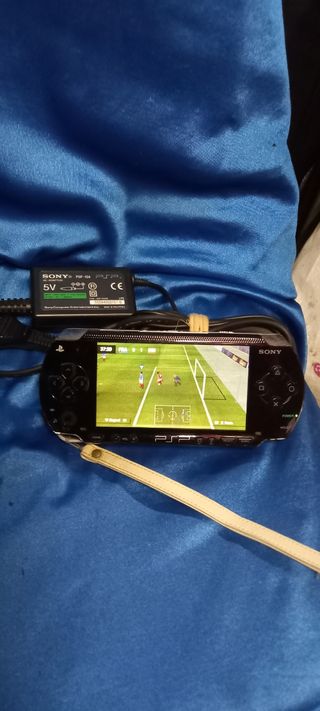 PSP 1004 negra + juego