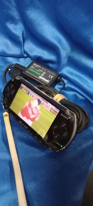 PSP 1004 negra + juego