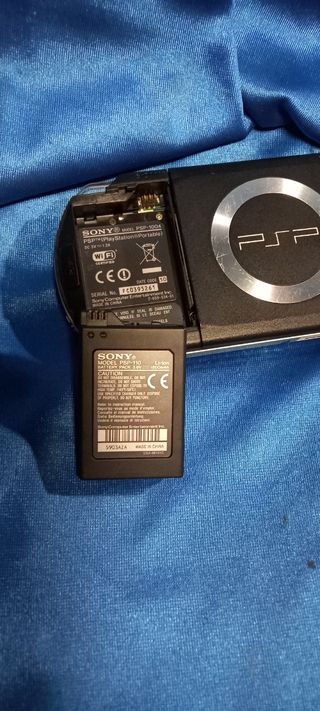 PSP 1004 negra + juego