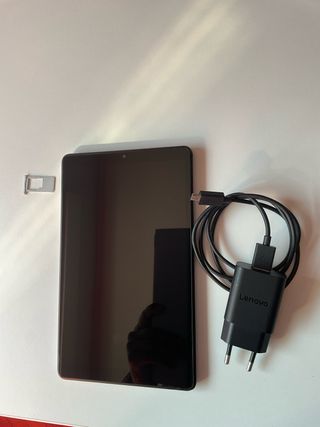 Lenovo Tab M8 - Negra y Plateada