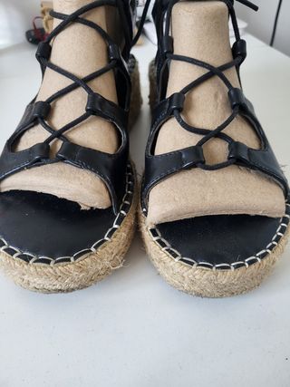 Sandalias romanas negras esparto
