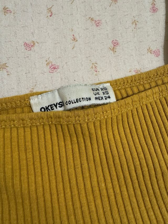 Top corto Okeysi color mostaza talla XS