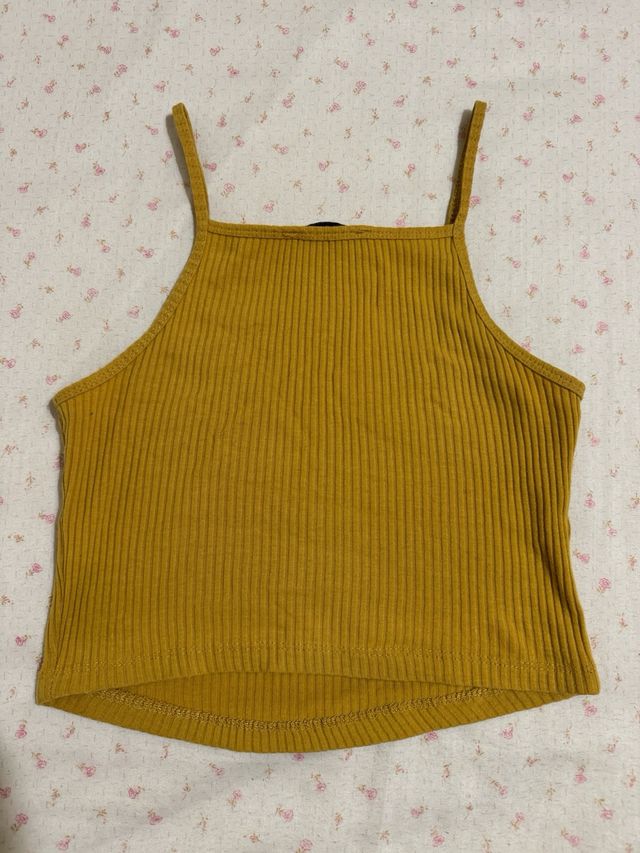 Top corto Okeysi color mostaza talla XS
