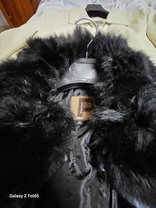 Giacca 3/4 in vera pelle con inserti di pelliccia.