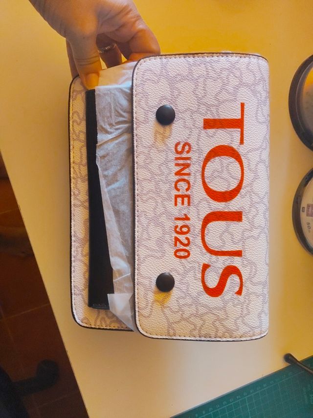 Bolso  blanco y negro con letras en rojo