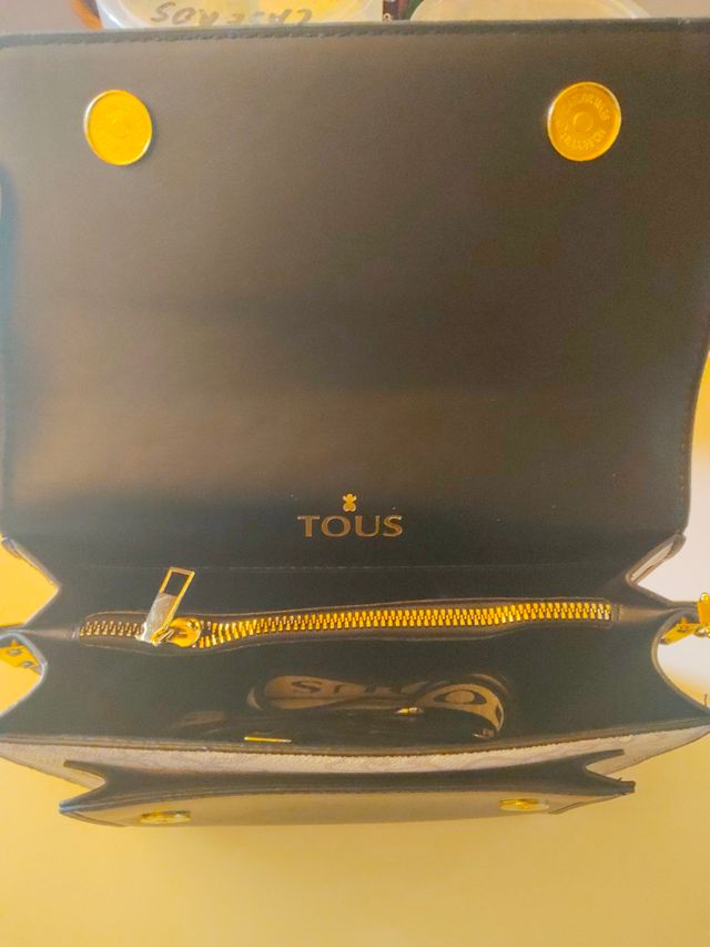 Bolso  blanco y negro con letras en rojo