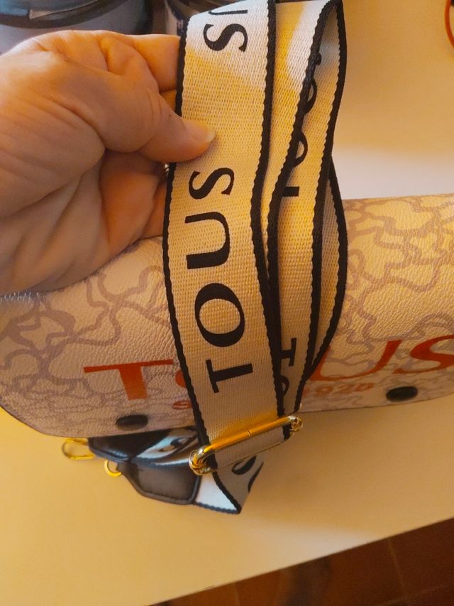 Bolso  blanco y negro con letras en rojo