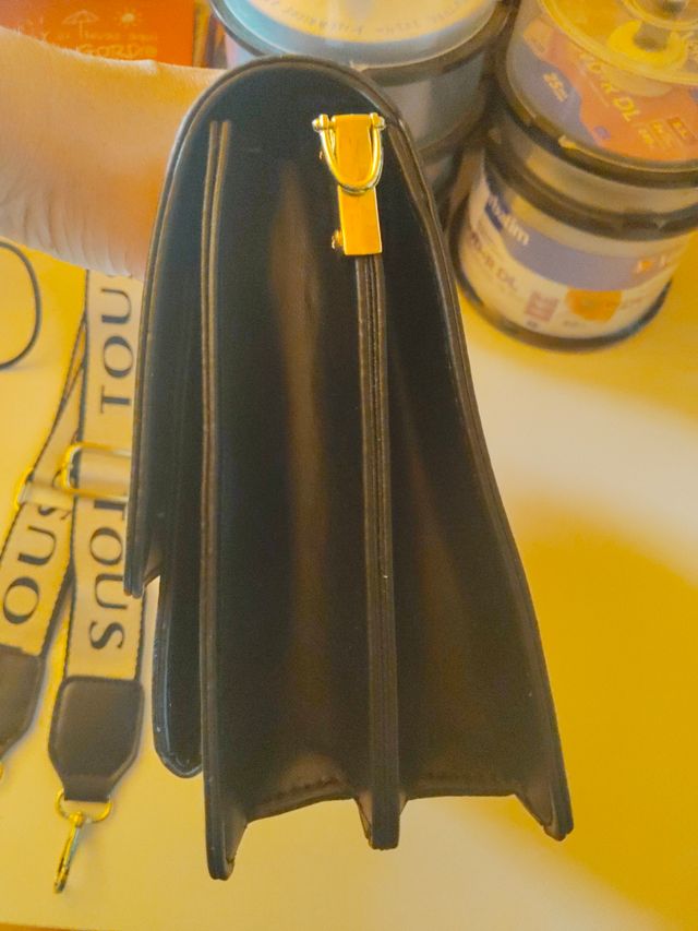 Bolso  blanco y negro con letras en rojo