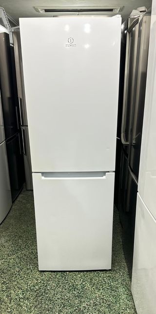 Nevera Indesit blanca