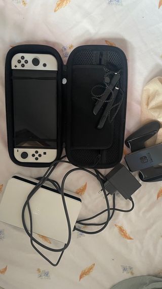 Nintendo Switch OLED - Blanca y Negra
