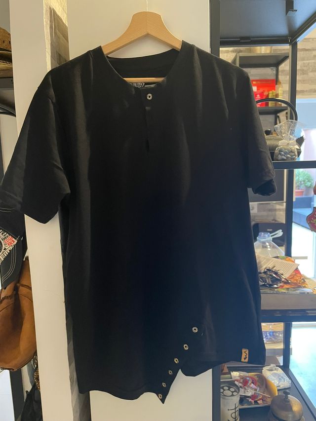 Camiseta negra hombre ojales y cuello polo