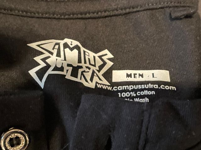 Camiseta negra hombre ojales y cuello polo