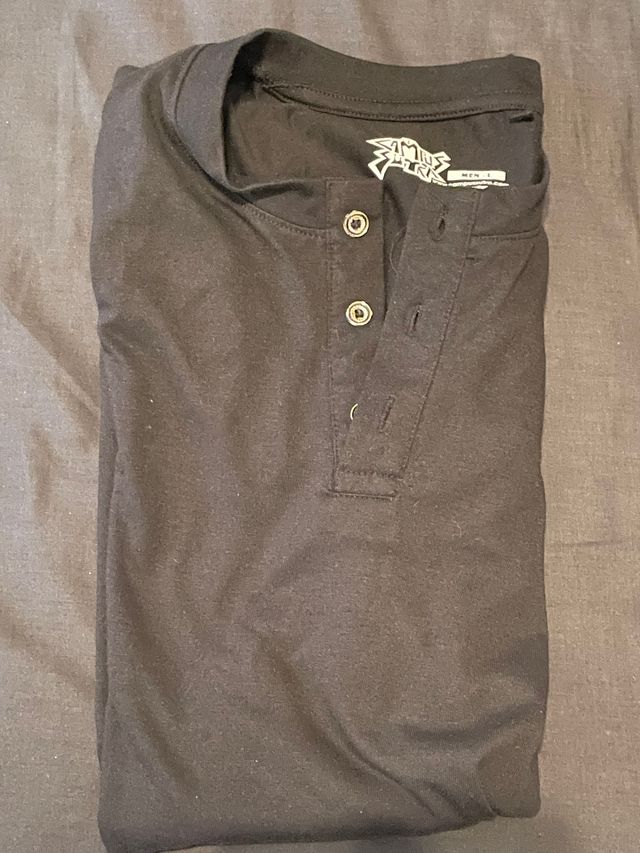 Camiseta negra hombre ojales y cuello polo