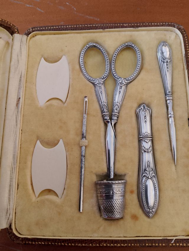 Estuche antiguo de costura