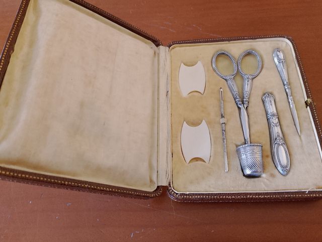 Estuche antiguo de costura