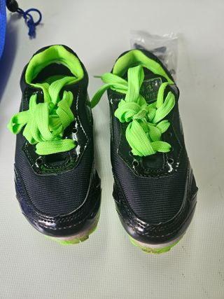Zapatillas running clavos niños.
N° 30. 