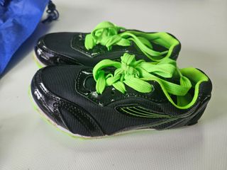 Zapatillas running clavos niños.
N° 30. 